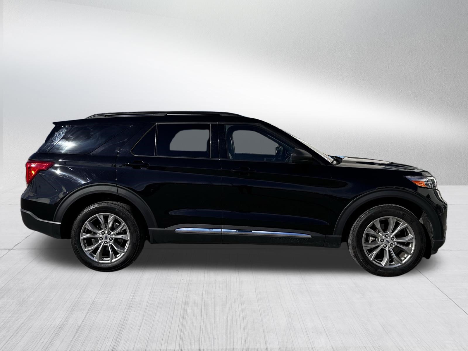 Certified 2023 Ford Explorer XLT w/ Equipment Group 202A AWD/4WD image 8