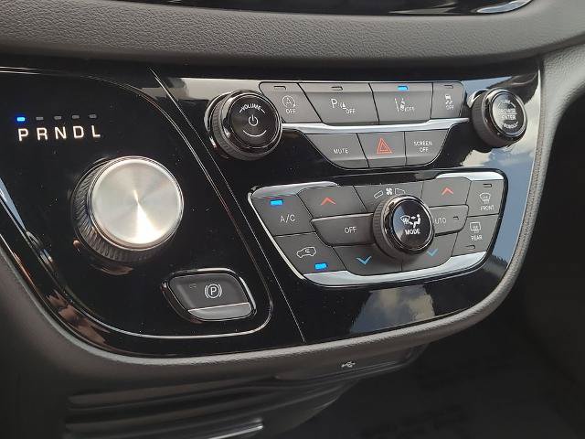 Used 2026 Chrysler Pacifica Select FWD image 25