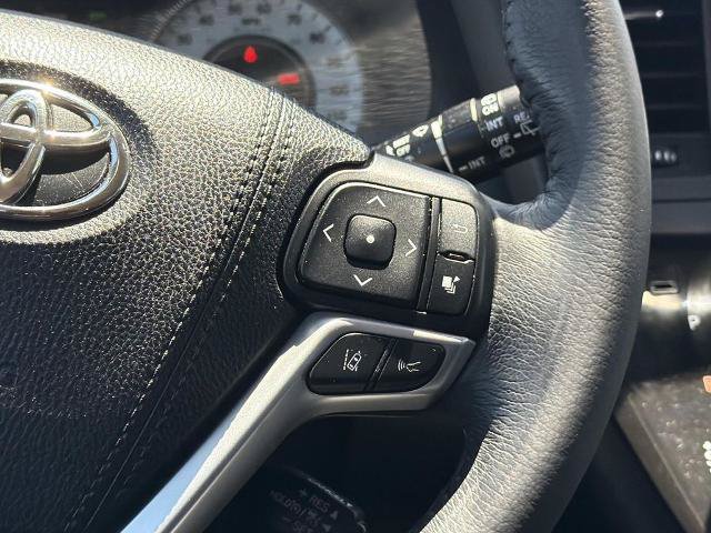 Used 2018 Toyota Sienna SE Premium w/ Carpet Mat Package FWD image 13