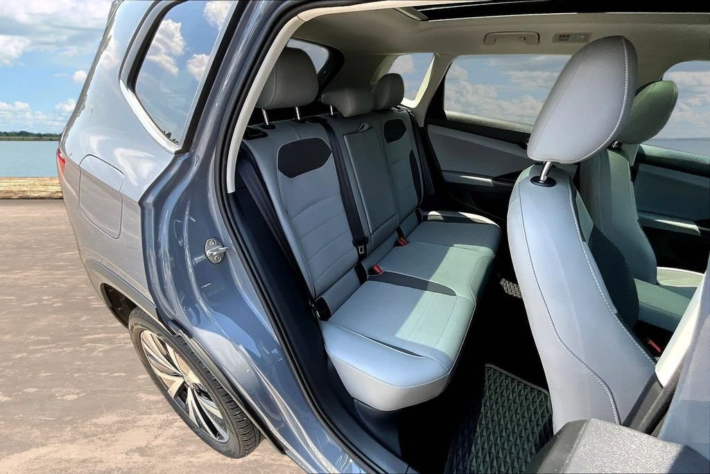 Used 2022 Volkswagen Taos SE w/ Panoramic Sunroof Package FWD image 26