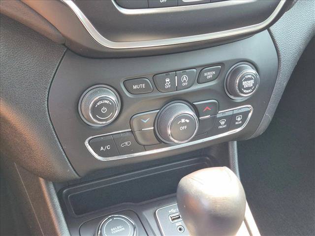Used 2020 Jeep Cherokee Latitude Plus w/ Cold Weather Group AWD/4WD image 16
