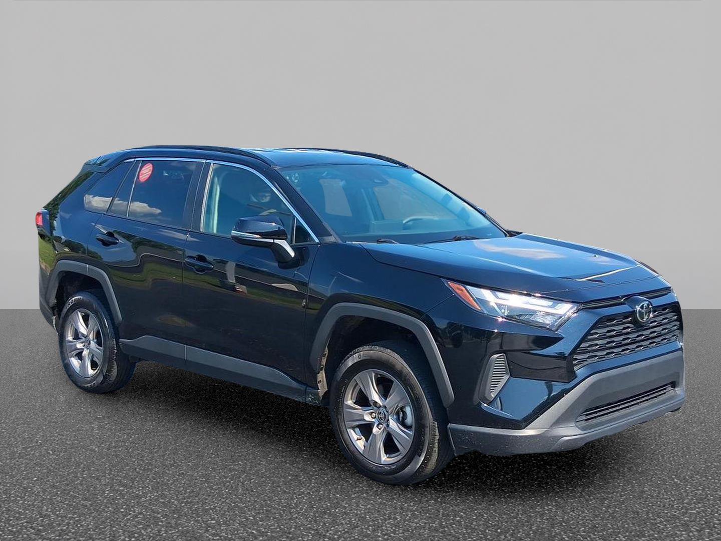 Used 2025 Toyota RAV4 XLE AWD/4WD image 2