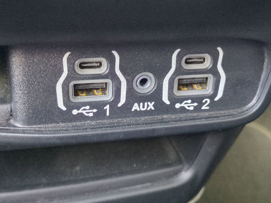 Used 2025 Chrysler Pacifica Select FWD image 26