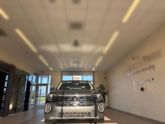 Used 2025 Volkswagen Atlas SEL AWD/4WD image 5