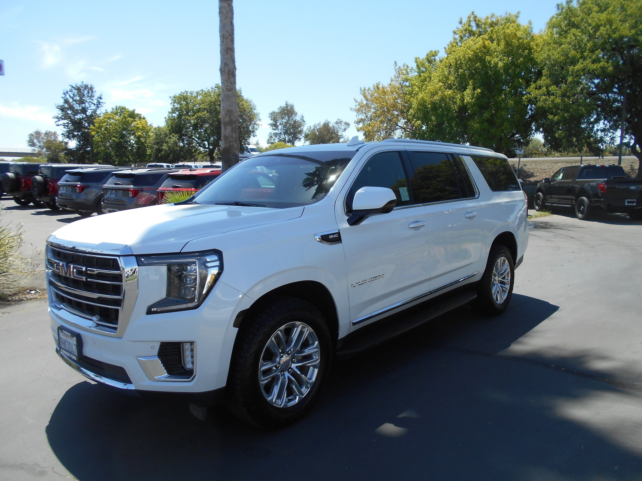 Used 2023 GMC Yukon XL SLT AWD/4WD image 2