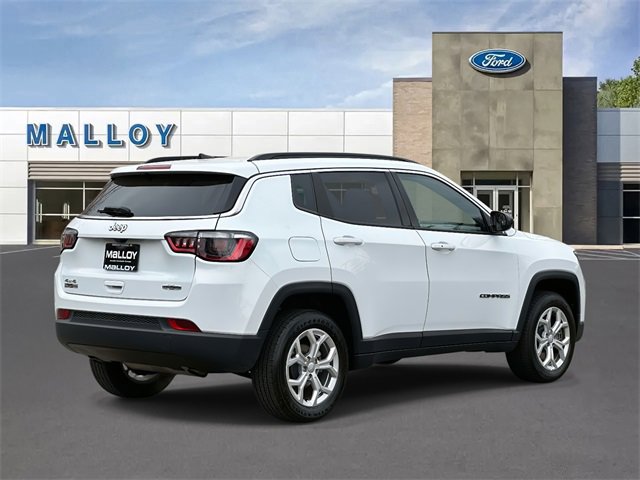 Used 2024 Jeep Compass Latitude image 2