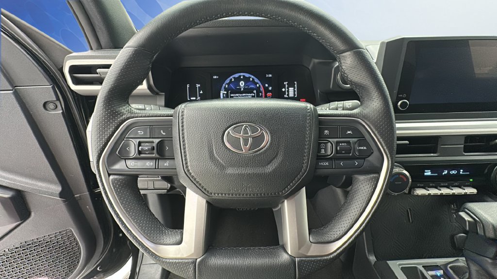 Used 2025 Toyota 4Runner SR5 AWD/4WD image 14