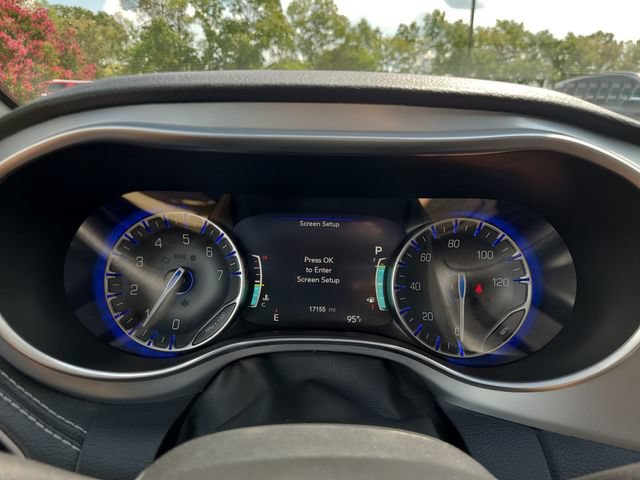 Used 2025 Chrysler Pacifica Limited FWD image 29