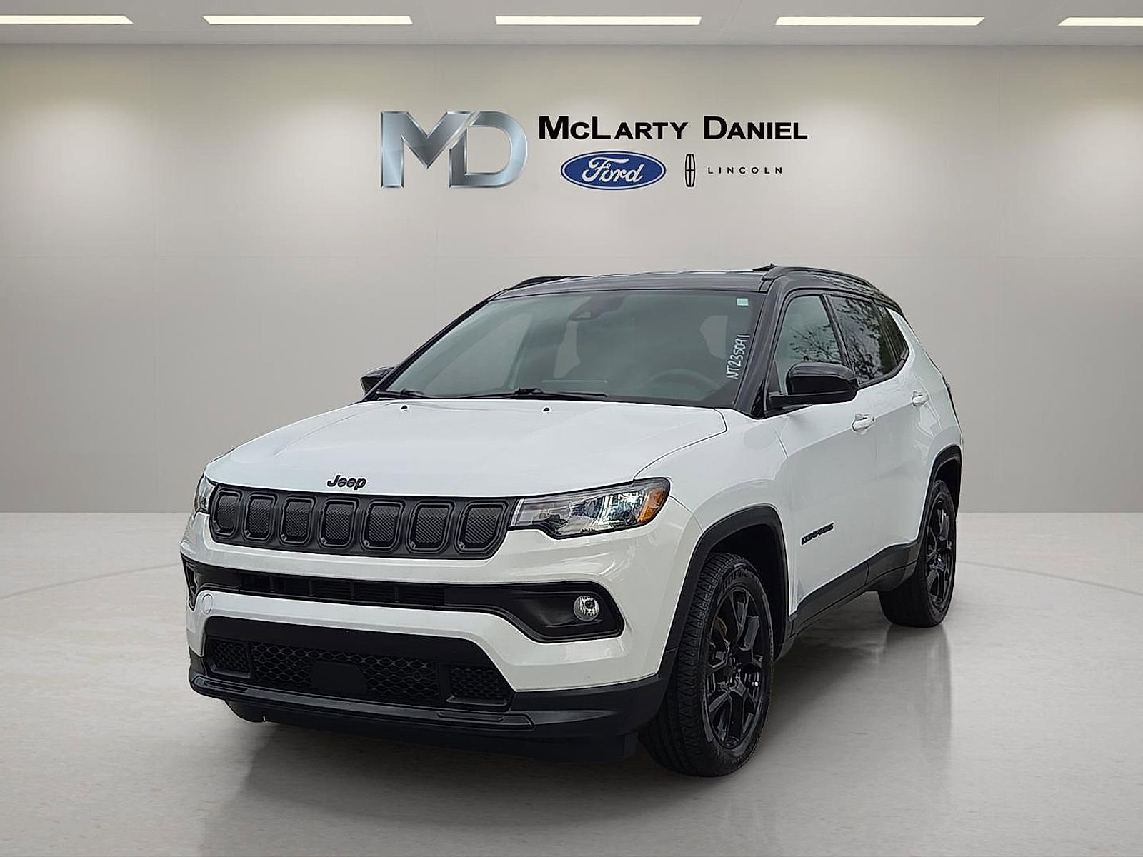 Used 2022 Jeep Compass Latitude FWD image 2