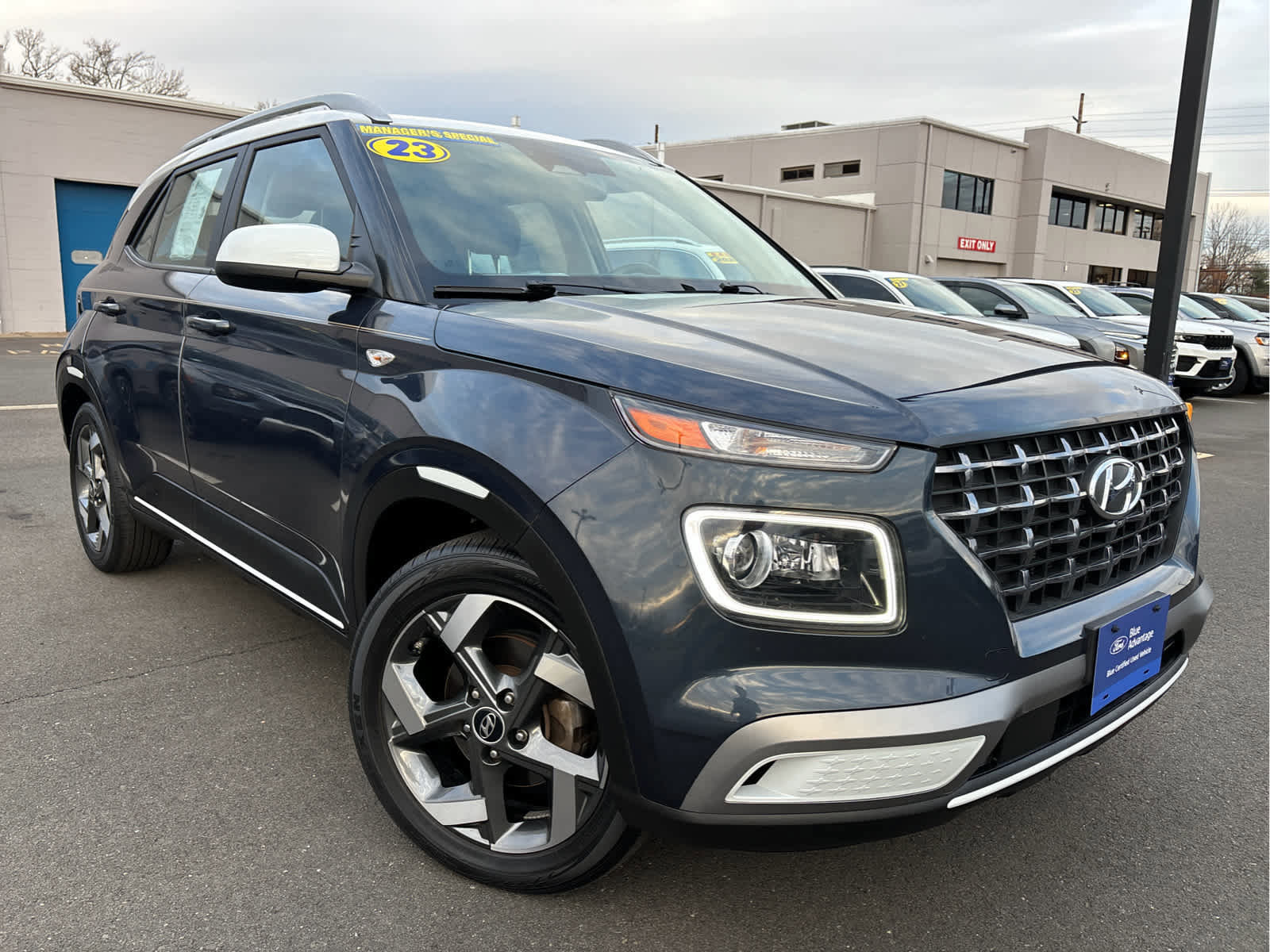 Used 2023 Hyundai Venue Limited image 8