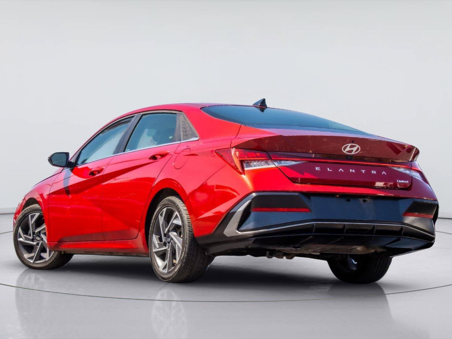 Used 2025 Hyundai Elantra Limited FWD image 3