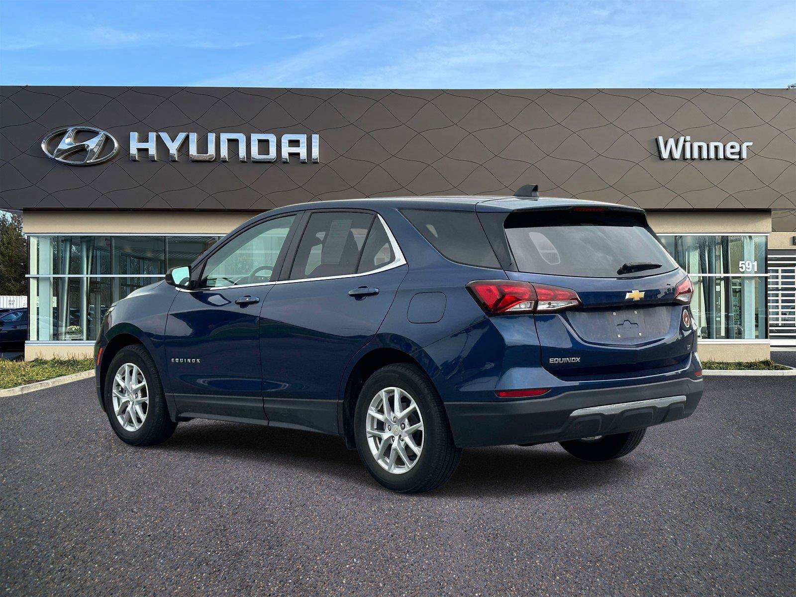 Used 2022 Chevrolet Equinox LT FWD image 2