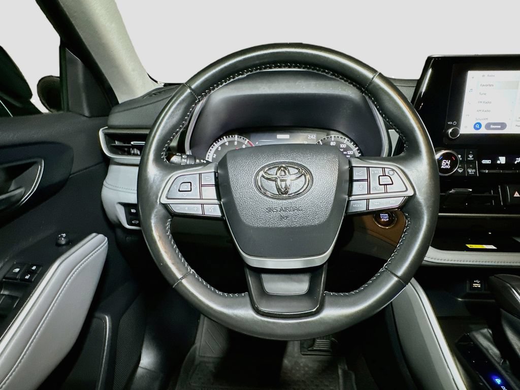 Used 2023 Toyota Highlander XLE AWD/4WD image 13
