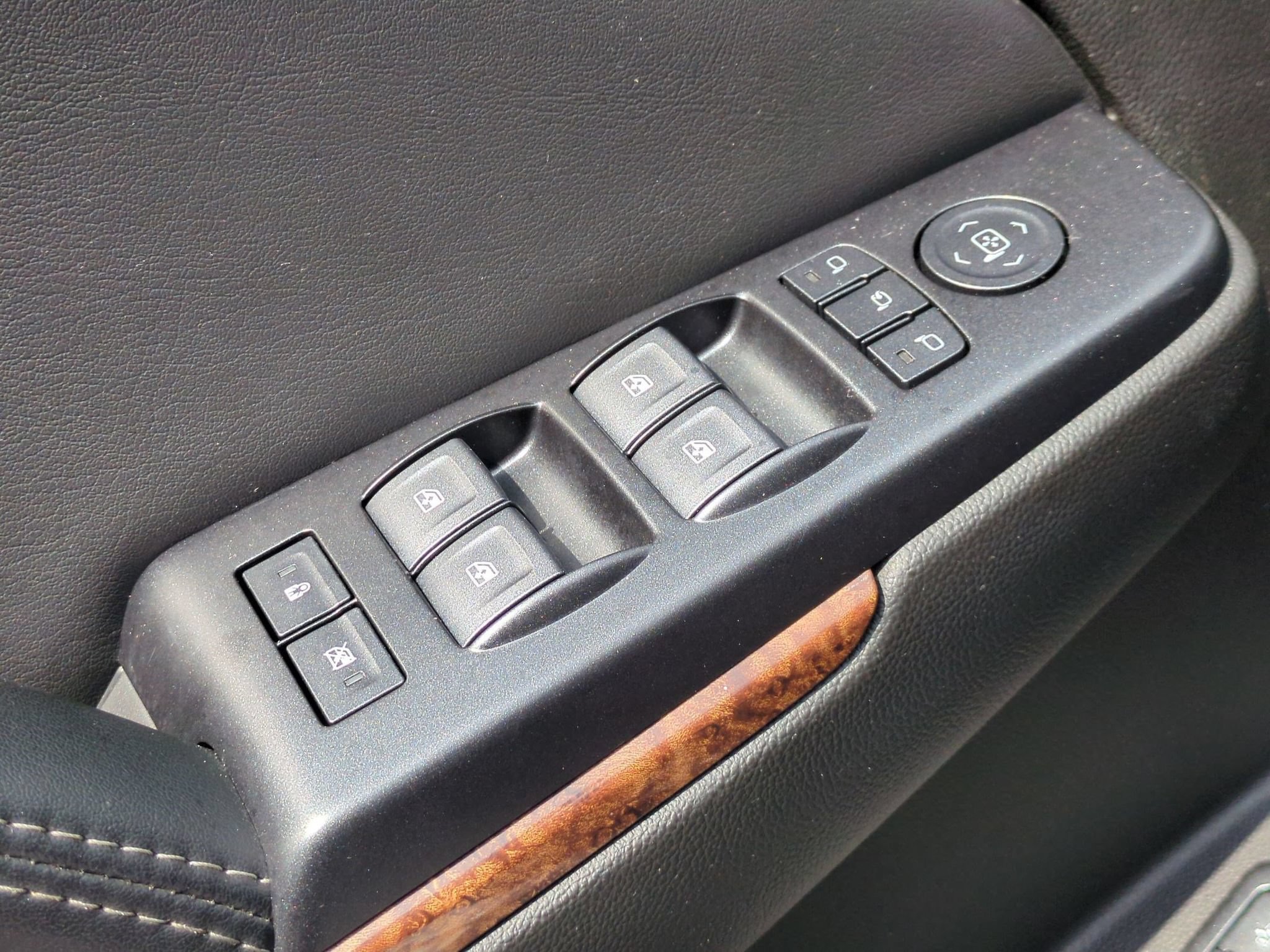 Used 2018 Chevrolet Tahoe Premier RWD image 13