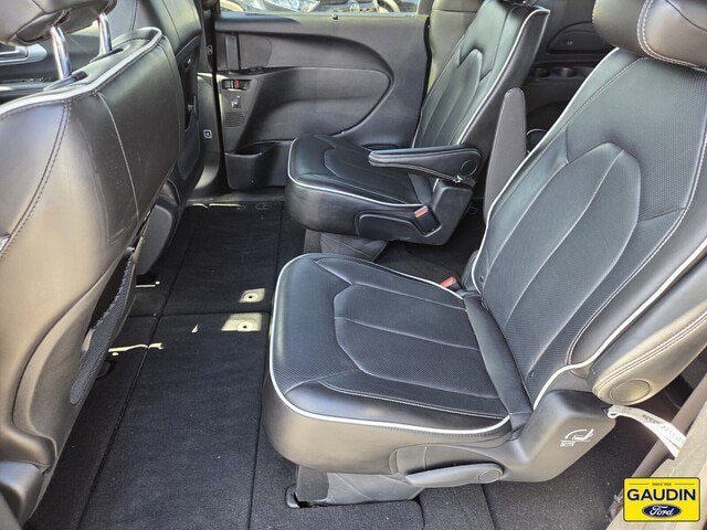 Used 2025 Chrysler Pacifica Limited FWD image 13