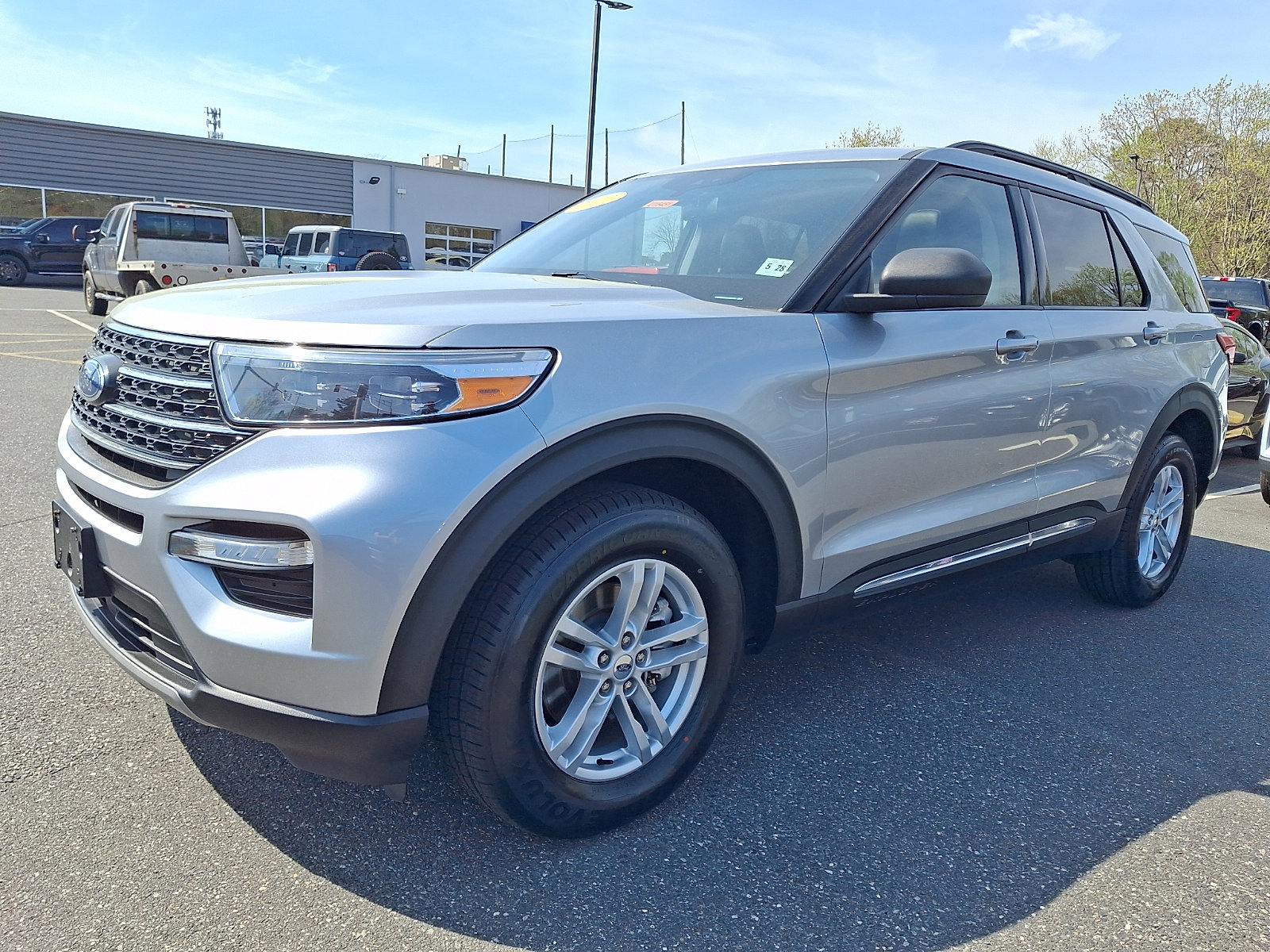 Certified 2022 Ford Explorer XLT w/ Equipment Group 202A AWD/4WD image 5