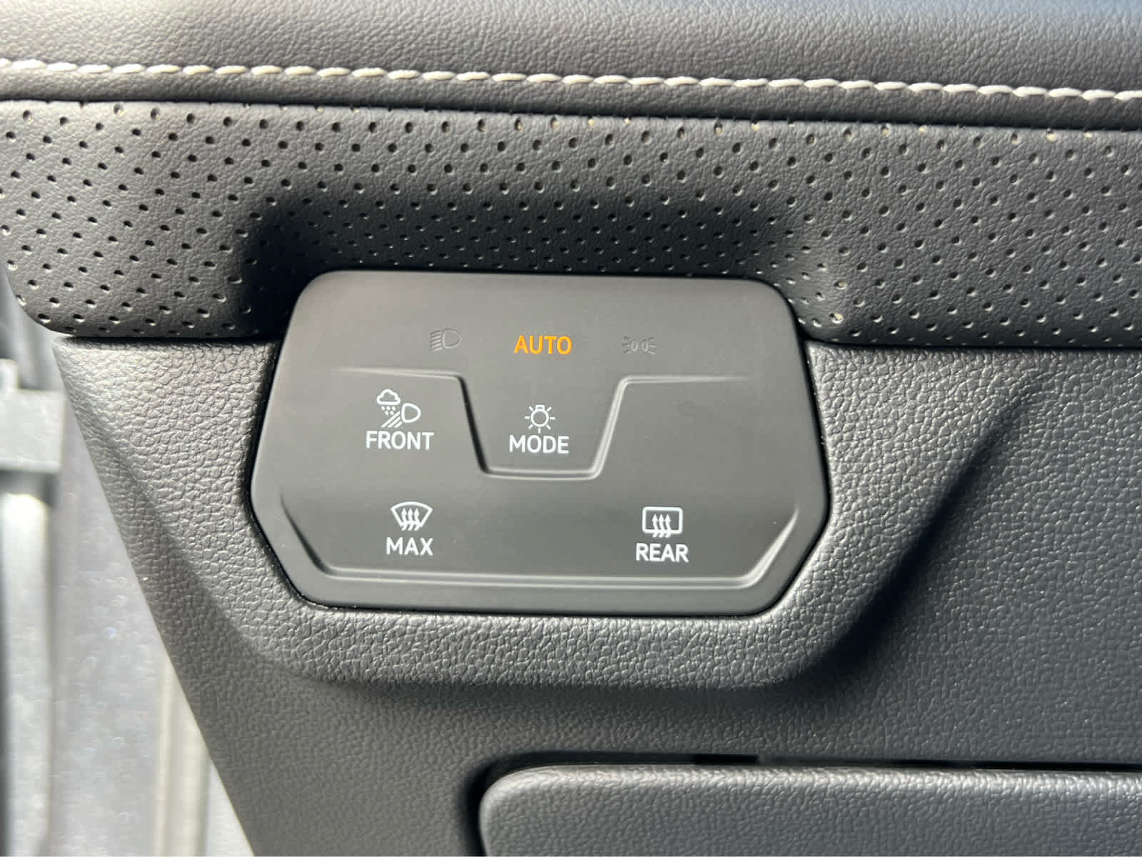 Used 2024 Volkswagen Atlas SE AWD/4WD image 36