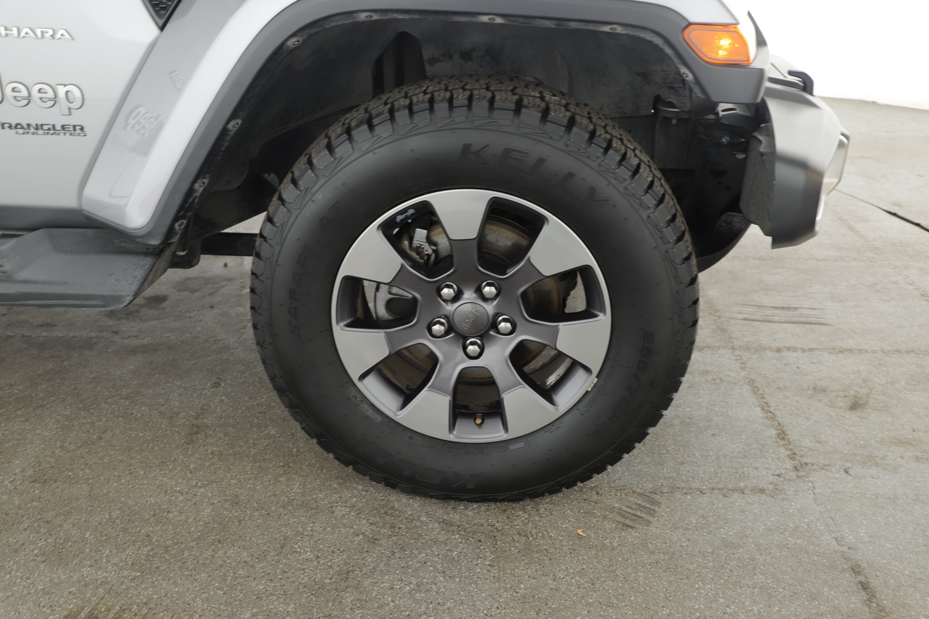 Used 2018 Jeep Wrangler Unlimited Sahara image 2