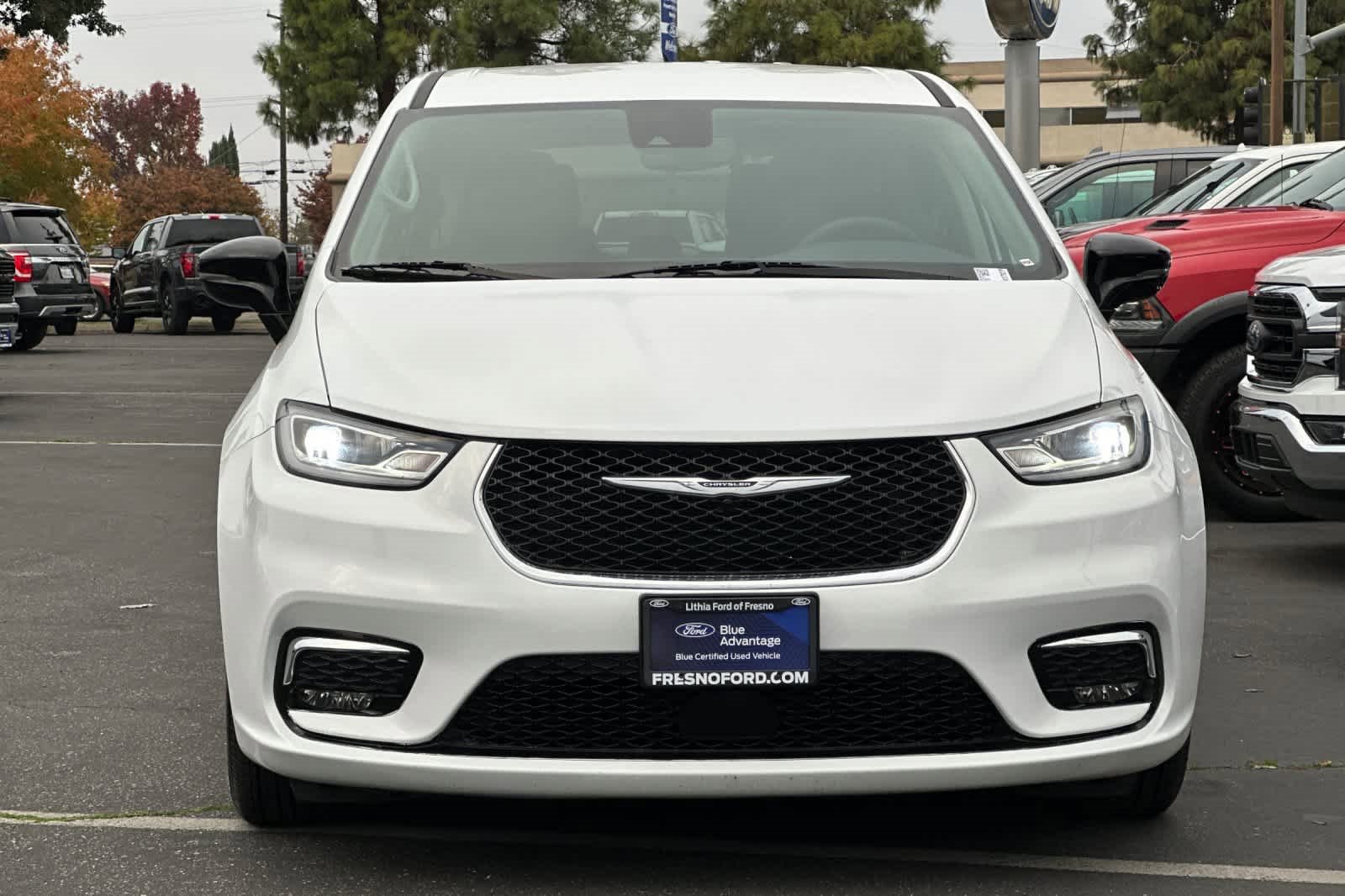 Used 2024 Chrysler Pacifica Select image 11