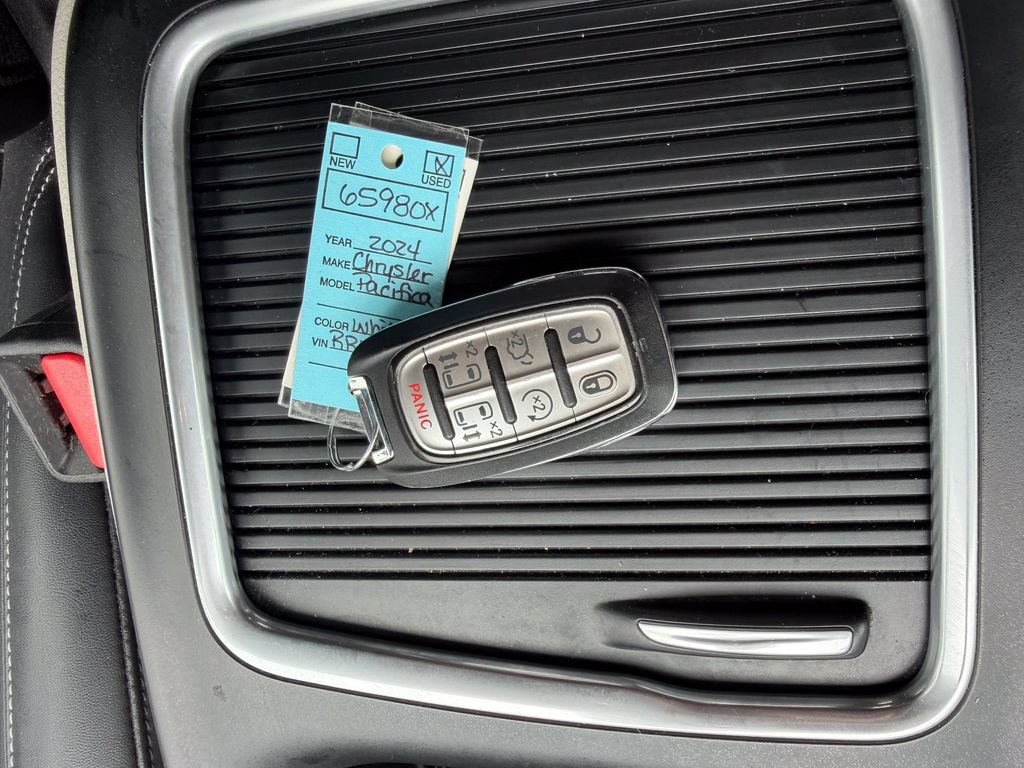 Used 2024 Chrysler Pacifica Touring-L FWD image 33