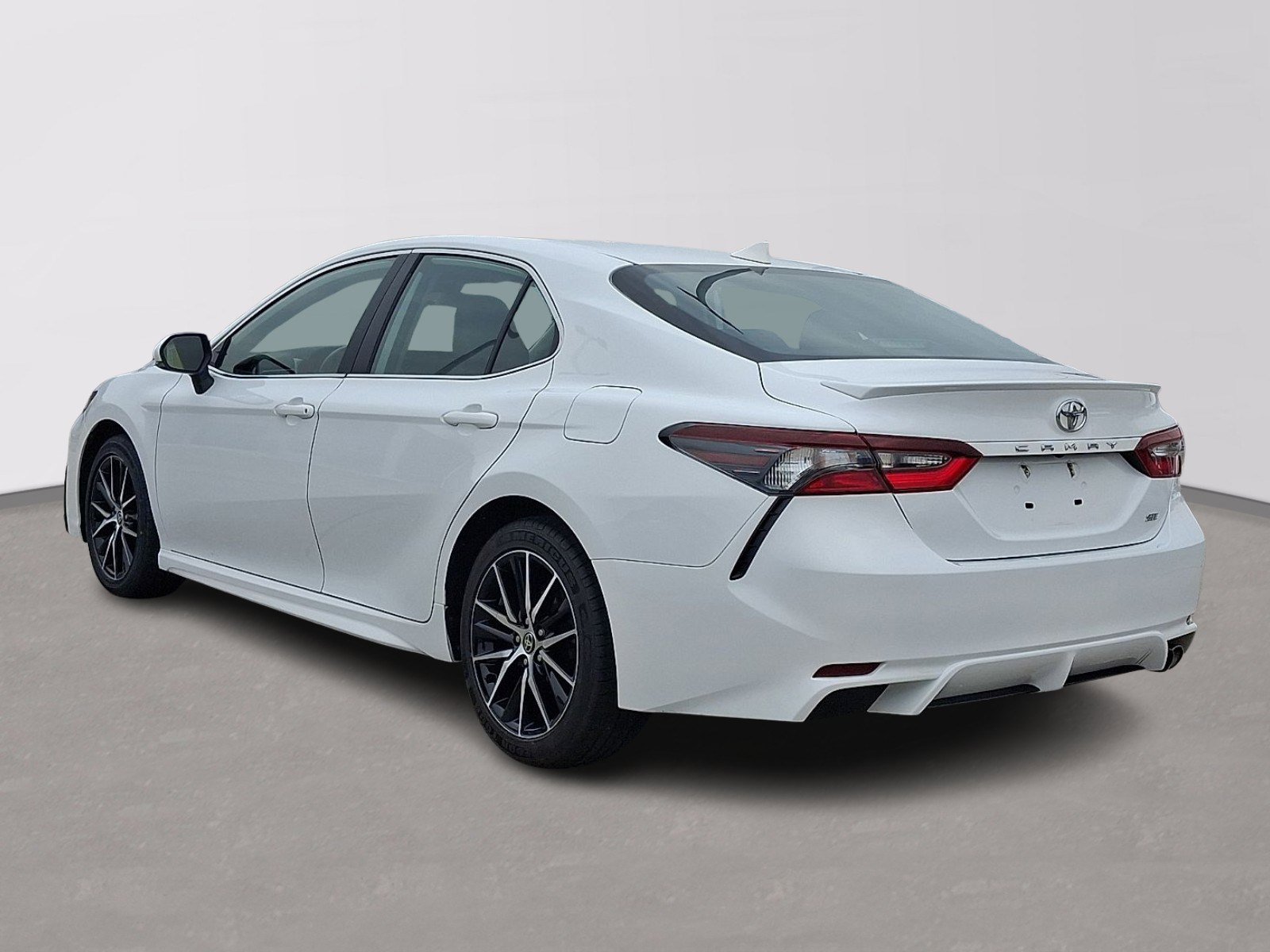 Used 2024 Toyota Camry SE image 4