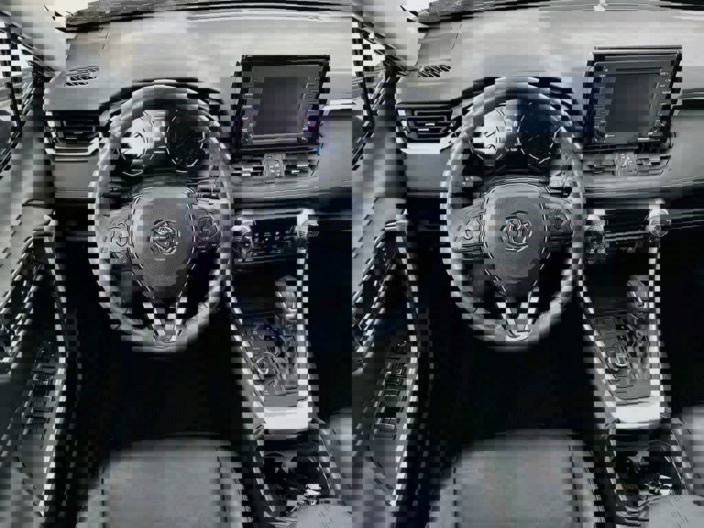 Used 2021 Toyota RAV4 XLE Premium image 10