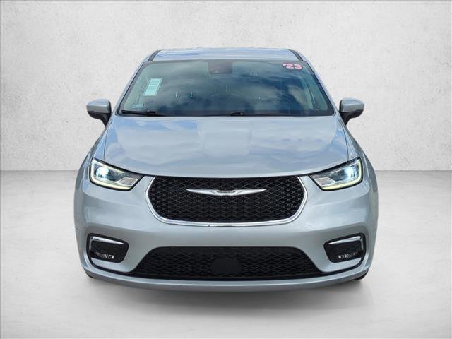 Used 2023 Chrysler Pacifica Touring-L FWD image 2