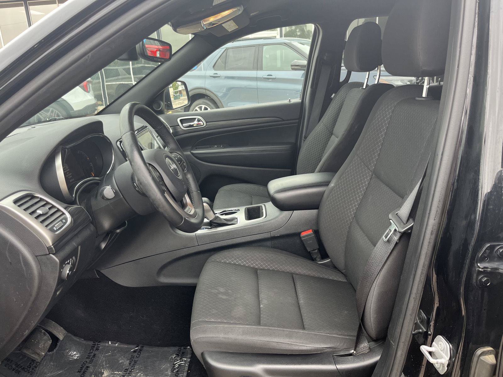 Used 2019 Jeep Grand Cherokee Laredo w/ 18" Wheel & 8.4" Radio Group AWD/4WD image 15