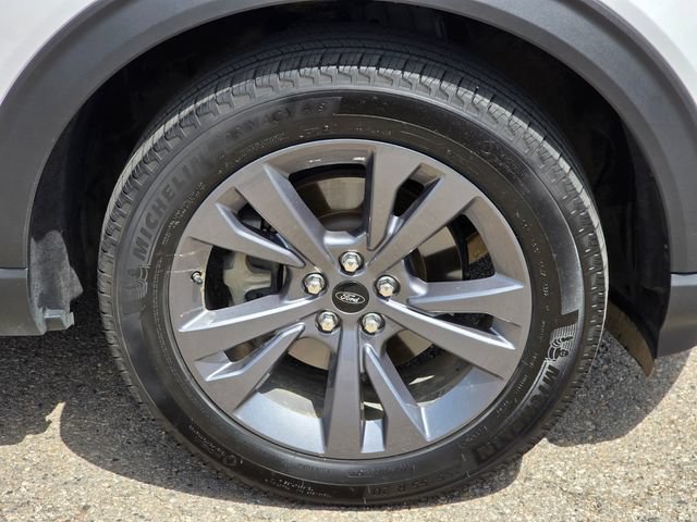 Certified 2022 Ford Explorer XLT w/ Equipment Group 202A AWD/4WD image 6