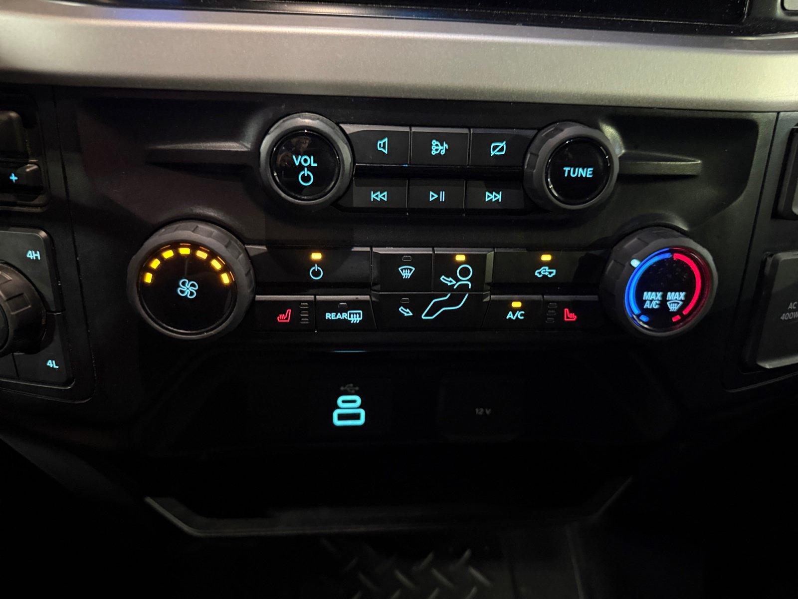 Certified 2024 Ford F250 XLT w/ XLT Premium Package AWD/4WD image 24