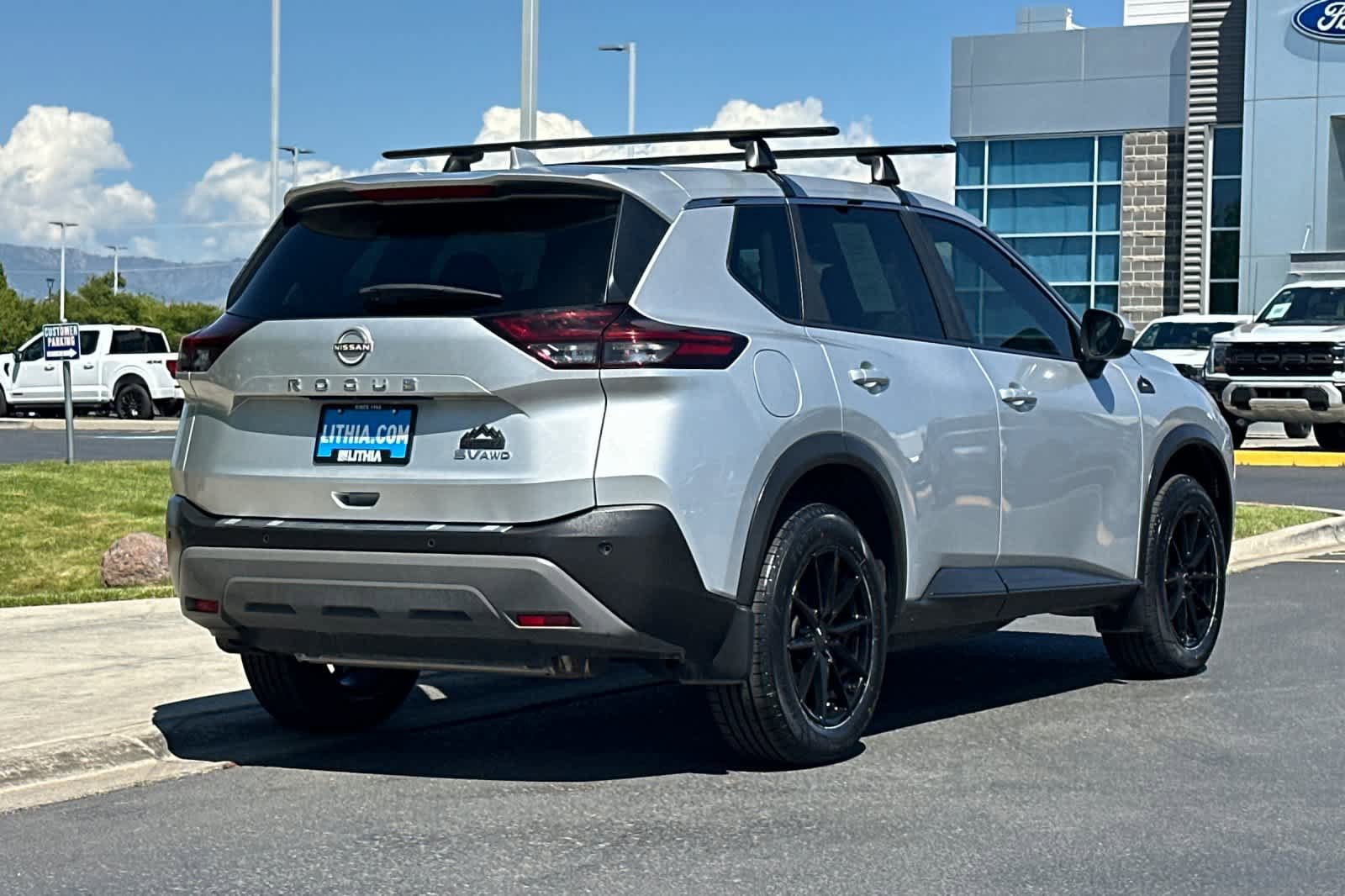 Used 2023 Nissan Rogue SV AWD/4WD image 2