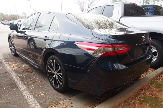Used 2018 Toyota Camry SE image 2