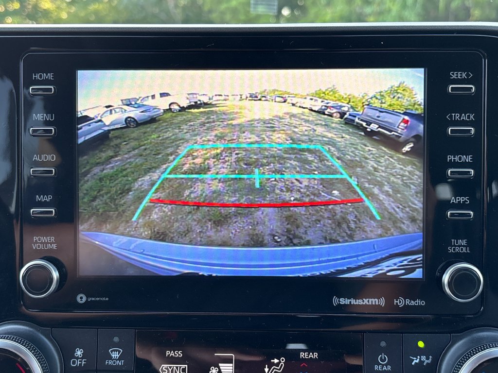 Used 2021 Toyota Highlander XLE AWD/4WD image 3