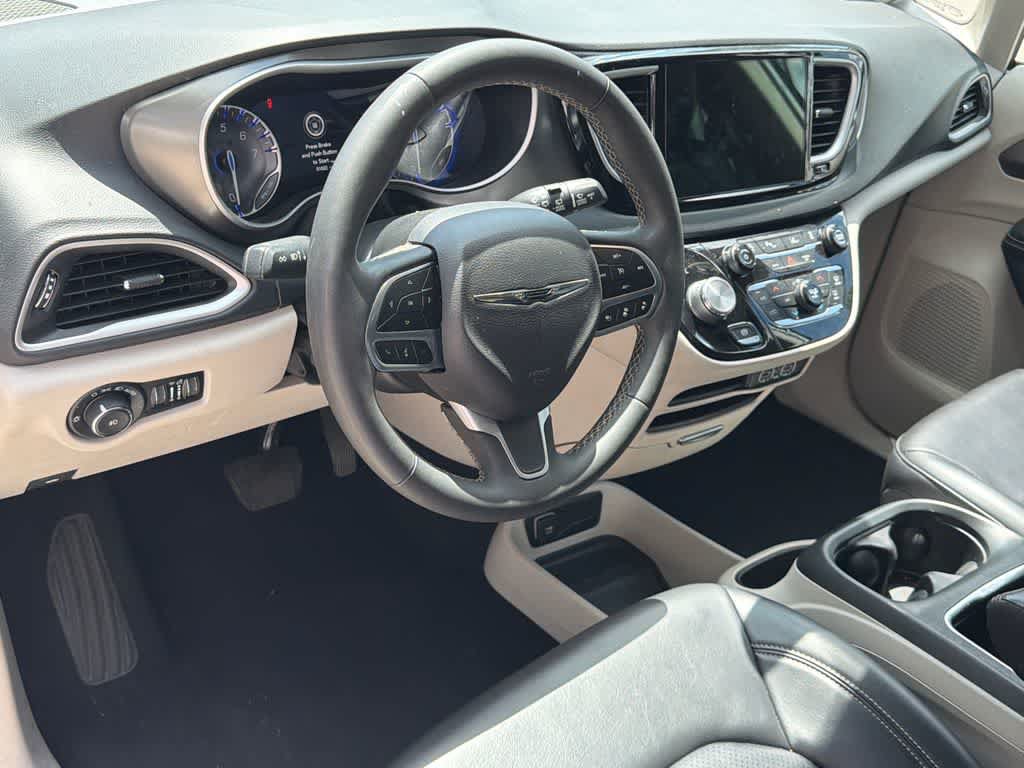 Used 2023 Chrysler Pacifica Touring-L FWD image 12