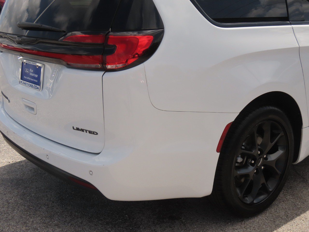 Used 2025 Chrysler Pacifica Limited FWD image 10