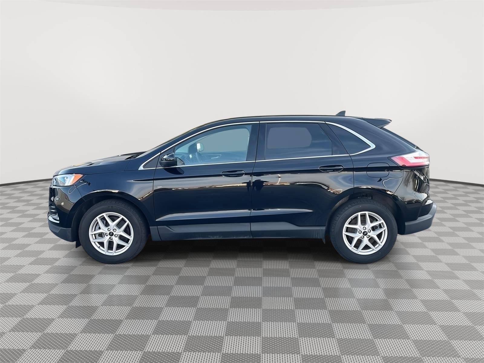 Certified 2024 Ford Edge SEL w/ Convenience Package image 2