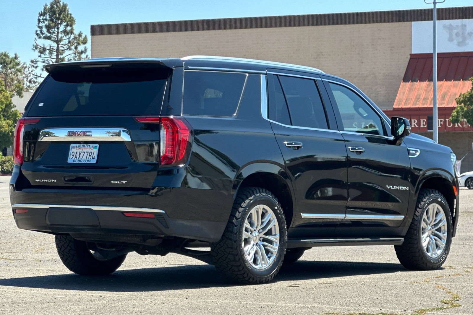 Used 2022 GMC Yukon SLT w/ SLT Premium Package AWD/4WD image 3