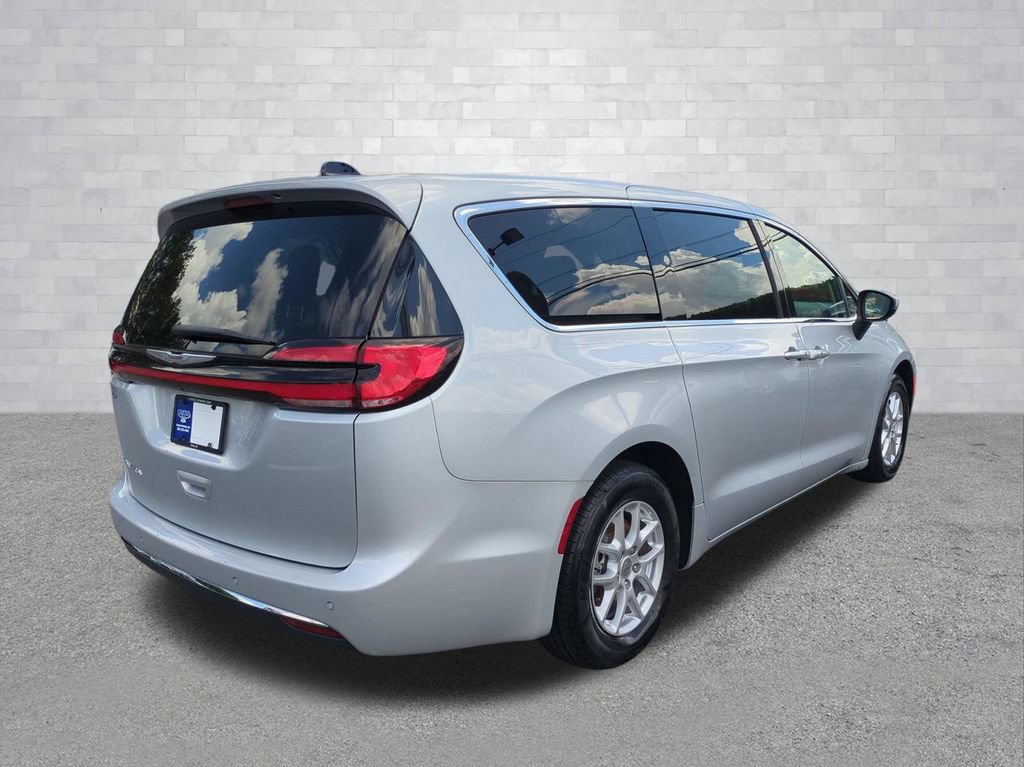 Used 2023 Chrysler Pacifica Touring-L FWD image 5
