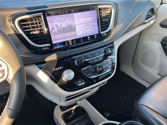 Used 2023 Chrysler Pacifica Touring-L image 23