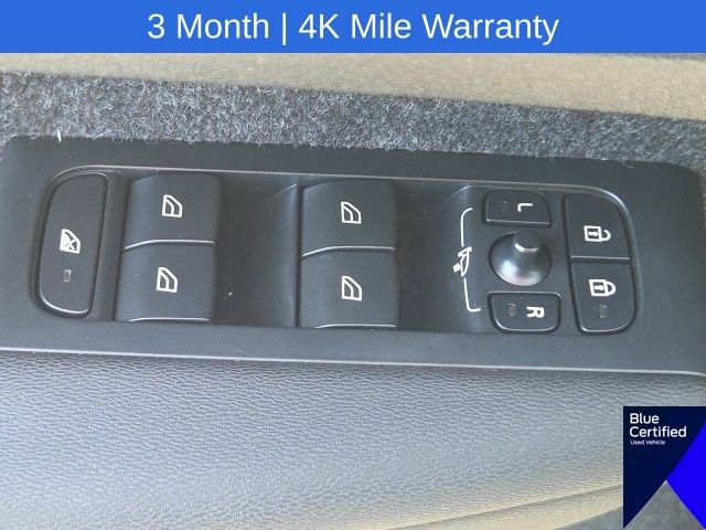 Used 2023 Volvo XC40 B5 Plus AWD/4WD image 25