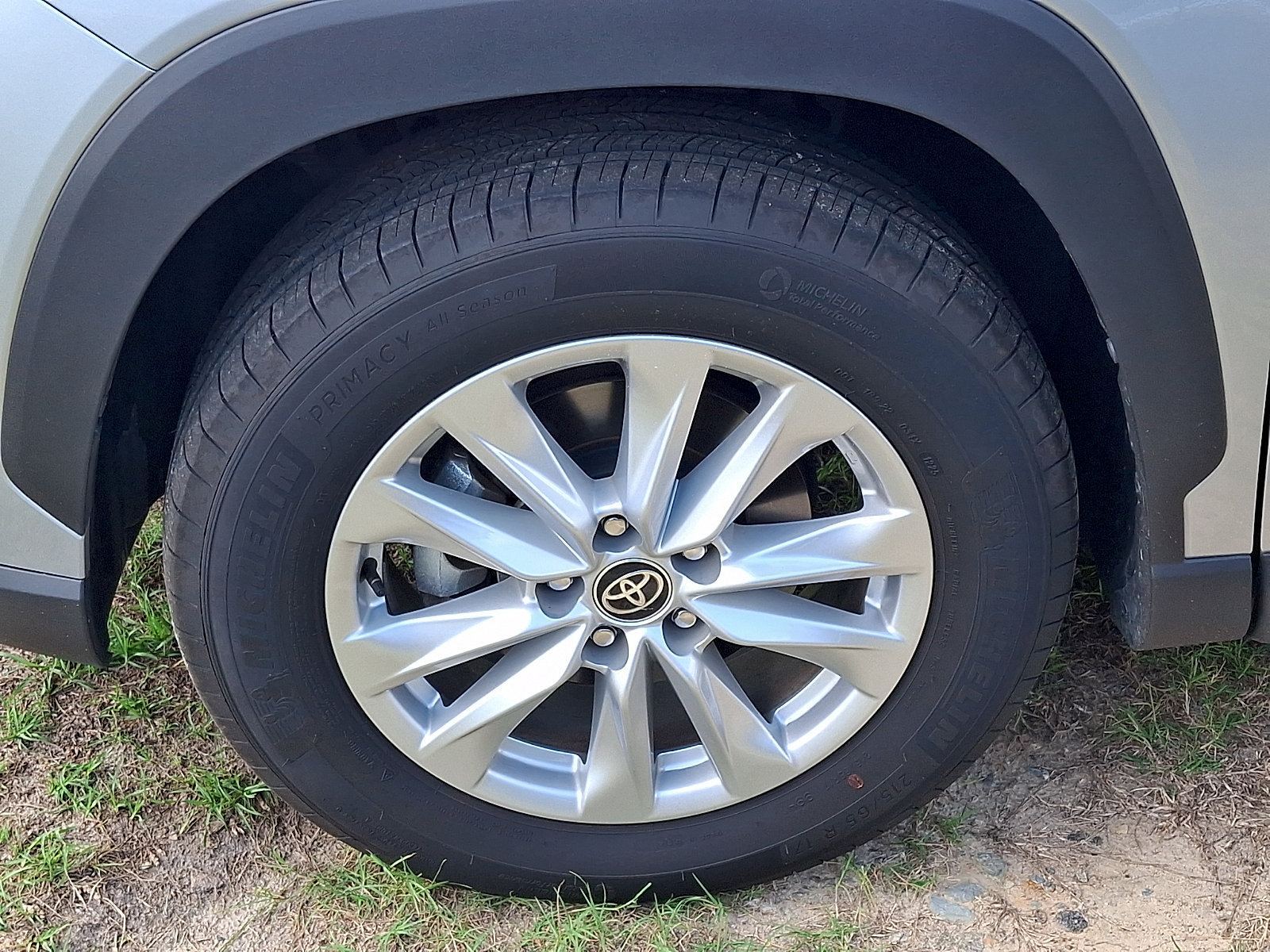 Used 2025 Toyota Corolla Cross LE FWD image 4