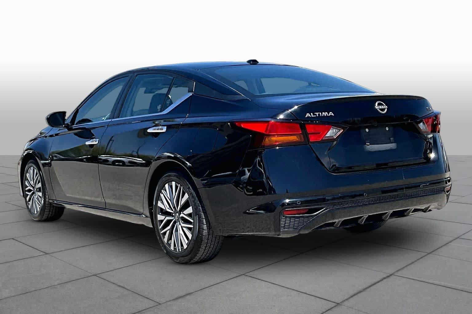 Used 2024 Nissan Altima 2.5 SV FWD image 12