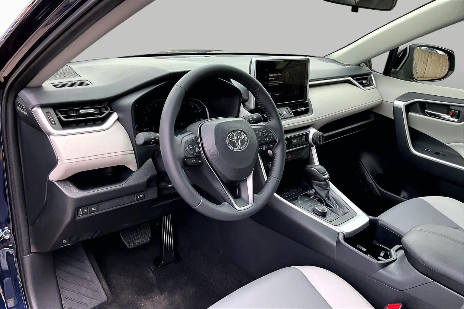 Used 2025 Toyota RAV4 XLE Premium AWD/4WD image 18