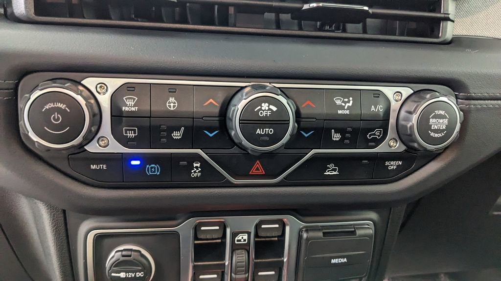 Used 2025 Jeep Wrangler Unlimited Sahara AWD/4WD image 25
