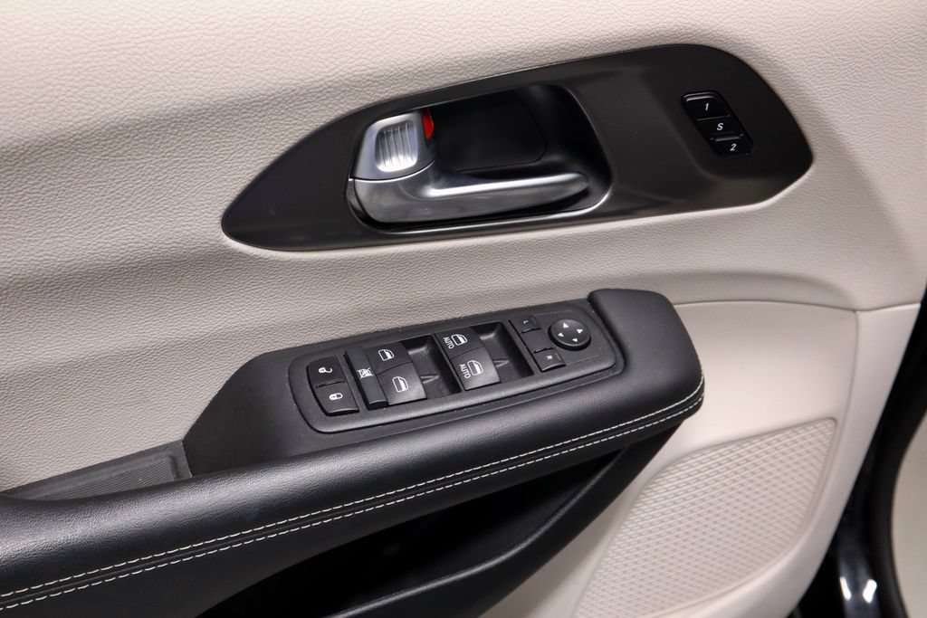 Used 2024 Chrysler Pacifica Touring-L FWD image 24