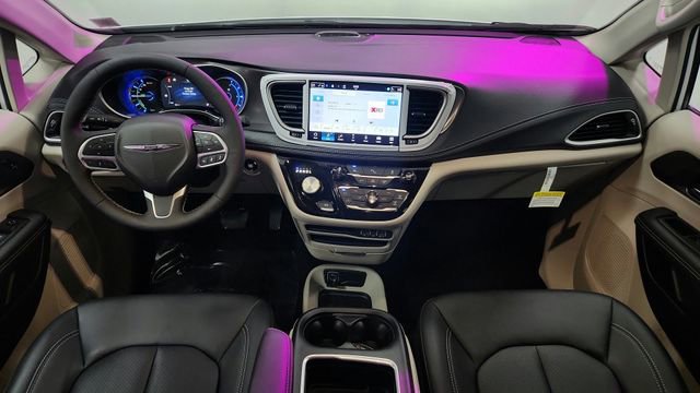 Used 2024 Chrysler Pacifica Select image 18