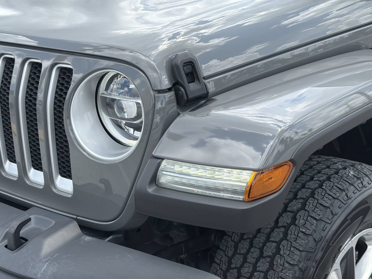 Used 2022 Jeep Wrangler Unlimited Sahara w/ LED Lighting Group AWD/4WD image 6