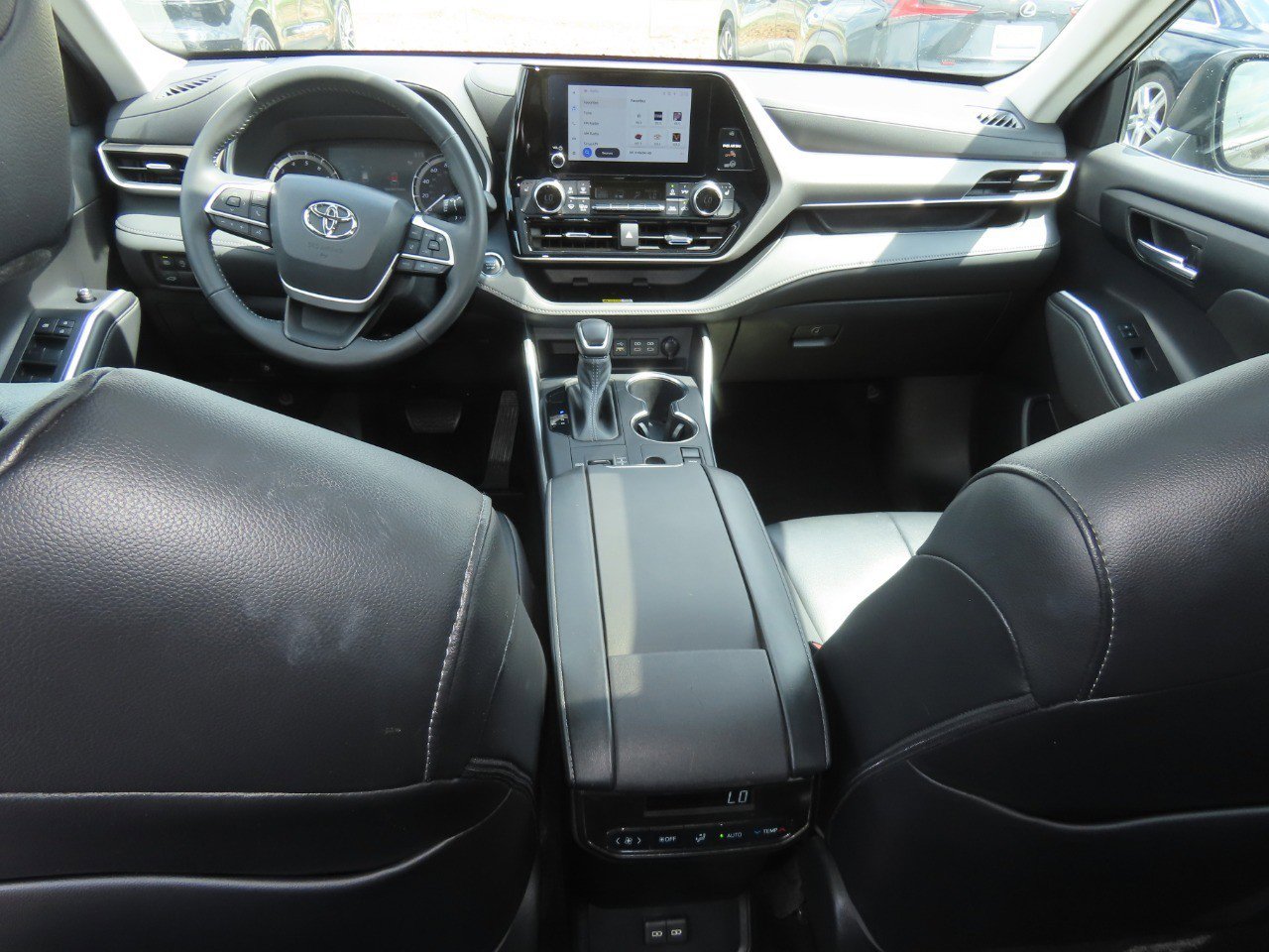 Used 2023 Toyota Highlander XLE FWD image 23