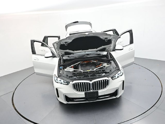 Used 2025 BMW X5 xDrive50e AWD/4WD image 43