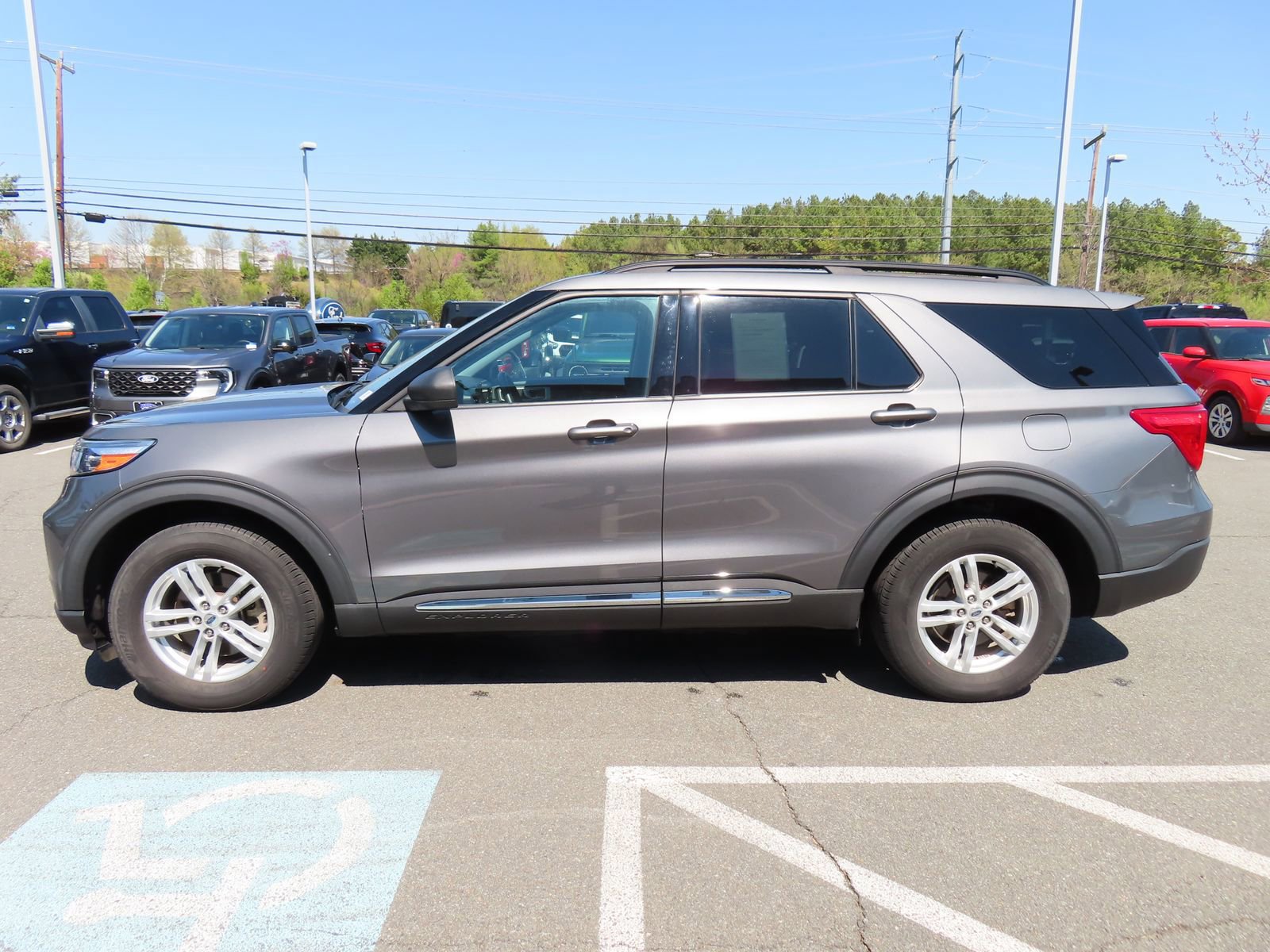 Certified 2022 Ford Explorer XLT AWD/4WD image 3